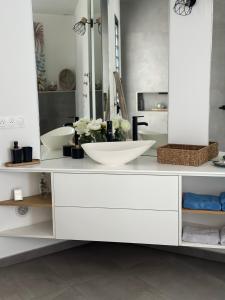 勒唐蓬La Parenthèse chez Seb et Gwen的白色的浴室设有两个盥洗盆和镜子