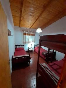 塔菲德尔瓦勒Casas de Altura 1的房屋内设有一间带两张双层床的卧室