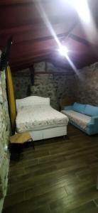 DağpınarSu camping的一间卧室设有两张石墙床。