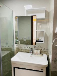 下龙湾Thành Đô Hotel Hạ Long的一间带水槽和镜子的浴室