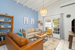 棕榈滩Beautiful and Spacious Mediterranean Style Villa on Palm Beach的客厅配有沙发和桌子
