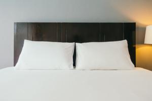 查查波亚斯Hostal Kollarón的卧室的床上配有2个白色枕头