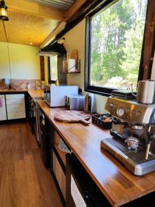 ZeehanGlamping at Zeehan Bush Camp的一个带大型木制台面的厨房