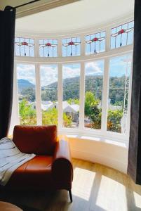 霍巴特Luxury Hobart City Fringe Home的一间位于前方的带沙发的大窗户的客房