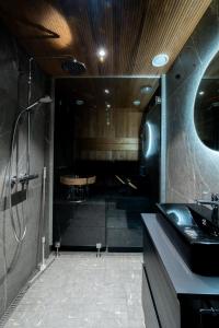 锡尔卡Arctic Iglu Levi的带淋浴和盥洗盆的浴室