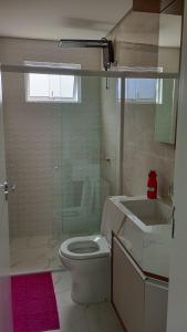 皮拉图巴Encantador Apto NOVO, climatizado e confortável - 200m das Thermas的浴室配有卫生间、盥洗盆和淋浴。