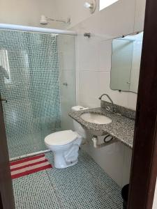 盖比姆Residencial Edite Bulhões的浴室配有卫生间、盥洗盆和淋浴。