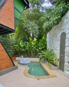 日惹Sampai Villa Ruang Tepi的花园内带卫生间的游泳池