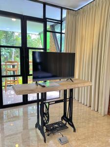 日惹Sampai Villa Ruang Tepi的一张桌子和一台平面电视