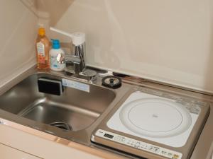 东京Tabist A Mirai Oji的厨房柜台设有水槽和水槽