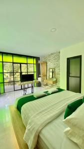 日惹Sampai Villa Ruang Tepi的一间大卧室,配有一张大床和一架钢琴