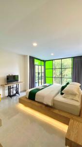日惹Sampai Villa Ruang Tepi的一间卧室设有一张大床和绿色的墙壁