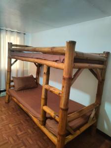 CalataganBeach Front Calatagan Apartelle的配有一张木制双层床的客房