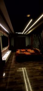 斯利那加Home sleeper的一间位于黑暗客房内的卧室