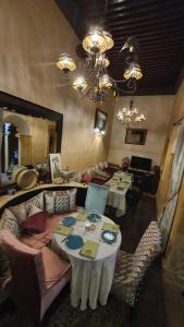 塞拉Riad La Porte du Bouregreg的一间带桌椅和吊灯的用餐室