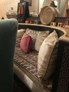 塞拉Riad La Porte du Bouregreg的客房内的沙发上配有枕头