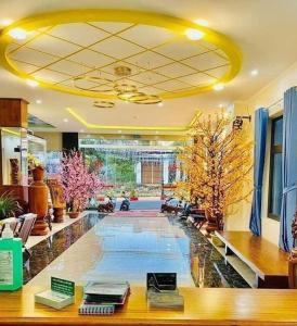 波来古市Anh Tuấn Hotel & Coffee - Pleiku, Gia Lai的大房间的一个大型游泳池