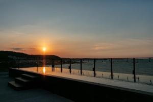 Shimen半岛海悦渡假会馆的水面上的日落,码头