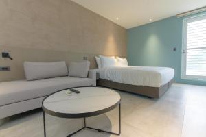 Shimen半岛海悦渡假会馆的一间带沙发、床和桌子的卧室