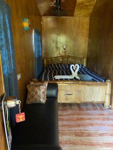 KandabongCasa de Corazon的一间卧室配有一张带天鹅的床