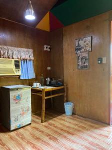 KandabongCasa de Corazon的一个带柜台和桌子的厨房