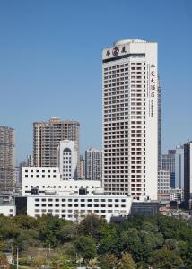 广州广州华厦大酒店的一座高楼城市中的白色大建筑