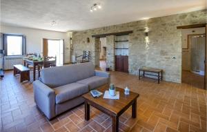 SaraganoNice Apartment In Loc, Saragano, Gualdo With Outdoor Swimming Pool的客厅配有沙发和桌子