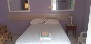 金斯敦Cliff Apartment的一间小卧室,配有带两个枕头的床