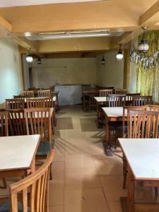 钱德加尔Sandhu Farm House的一间空餐厅,配有木桌和椅子
