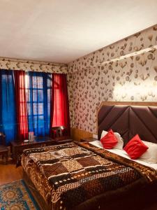 钱德加尔Sandhu Farm House的一间卧室配有一张带红色枕头的大床
