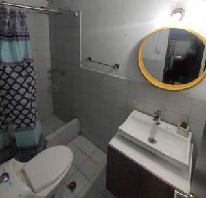 基多Minimalist House 1br El Bosque的一间带卫生间、水槽和镜子的浴室