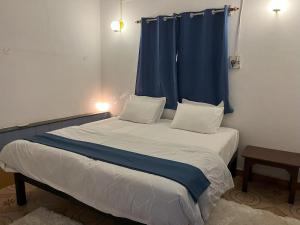 莫尔吉姆Ales & Juli的一间卧室配有一张蓝色窗帘的床