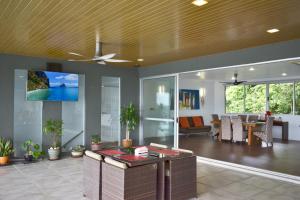珍南海滩Aroha Seaview Villa - Private Pool -的一间带吊扇的客厅和一间用餐室