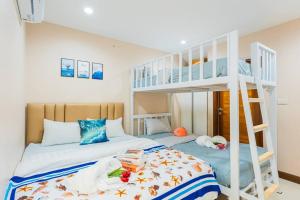 邦萨雷Ocean Pool Villa Pattaya的一间卧室配有带梯子的双层床