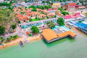 邦萨雷Ocean Pool Villa Pattaya的水上度假村的空中景观
