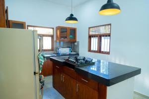 马特勒Villa Green Space的厨房配有黑色台面和冰箱