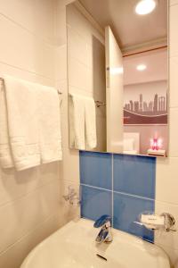 首尔Hotel Unique by Foret的一间带水槽和镜子的浴室