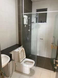 梳邦再也Damen Suite Sunway Subang by DW的浴室配有卫生间、淋浴和盥洗盆。