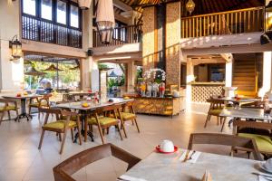 勒吉安普瑞拉加酒店的一间带桌椅的用餐室和一间餐厅