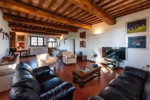 锡耶纳Villa Cucule的客厅配有真皮沙发和电视