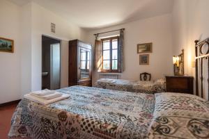 锡耶纳Villa Cucule的酒店客房设有两张床和窗户。