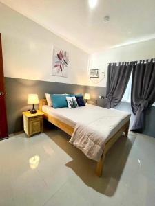 ValenciaDiez Dregger Fully Furnished Apartments的一间卧室设有一张大床和一个窗户。