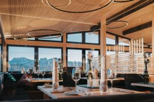 塞格PANORAMA Allgäu Spa Resort的餐厅设有一张桌子,上面放着酒杯