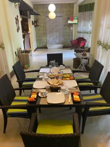 丹不拉提纳亚酒店的餐桌、椅子和桌子