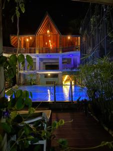 丹不拉提纳亚酒店的一座晚上设有游泳池的房子