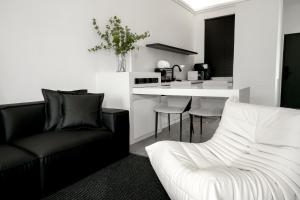 瓜埠Langkawi Homestay at Simfoni Beliza Apartment by Chien的带沙发的客厅和厨房