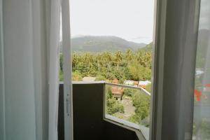 瓜埠Langkawi Homestay at Simfoni Beliza Apartment by Chien的开放式窗户,享有花园的景色