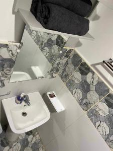 ValenciaDiez Dregger Fully Furnished Apartments的一间带水槽和镜子的浴室
