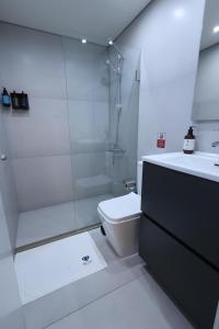 贝鲁特THE GEM BOUTIQUE HOTEL的浴室配有卫生间、淋浴和盥洗盆。