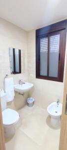 埃斯帕尔蒂纳斯HOTEL NUEVO ESPARTINAS的白色的浴室设有2个盥洗盆和1个卫生间。